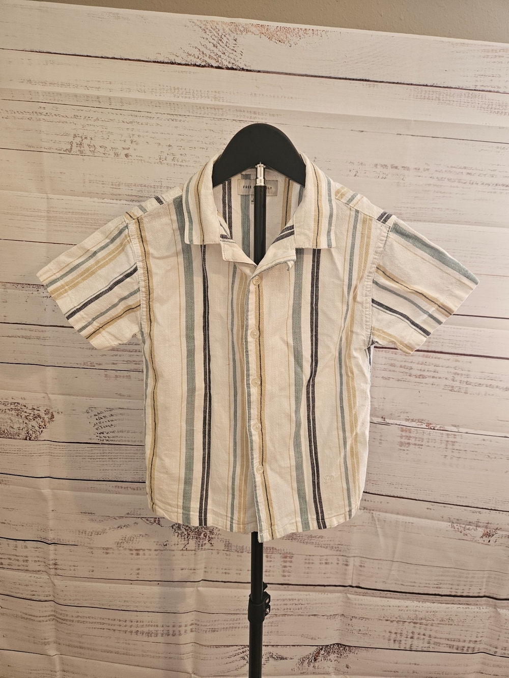 Boy's Short-Sleeve Button-Up Shirt in Cream with Stripes Size 6/7